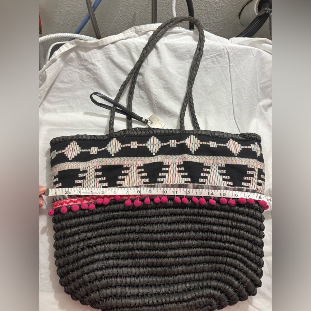 Zíngara Woven Tote, black with hot pink tassels. Large tote boho beach natural